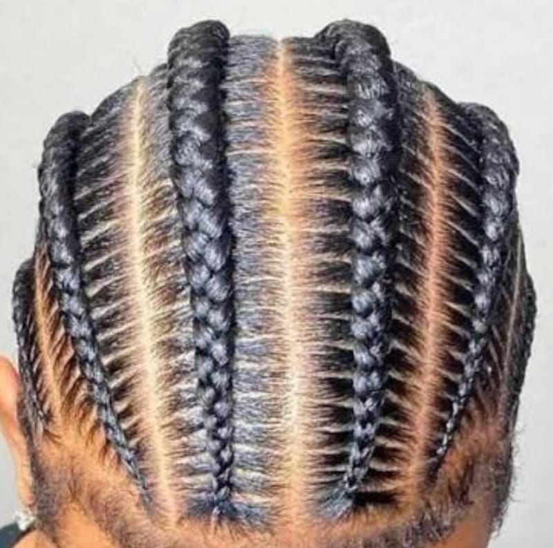 Cornrows i raka linjer bakåt med rena delningar, sedda ovanifrån